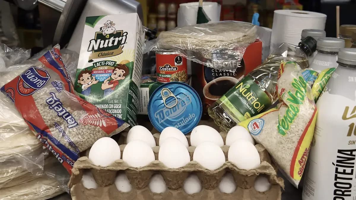 Sheinbaum y empresarios mantienen 24 productos de la canasta básica en 910 pesos