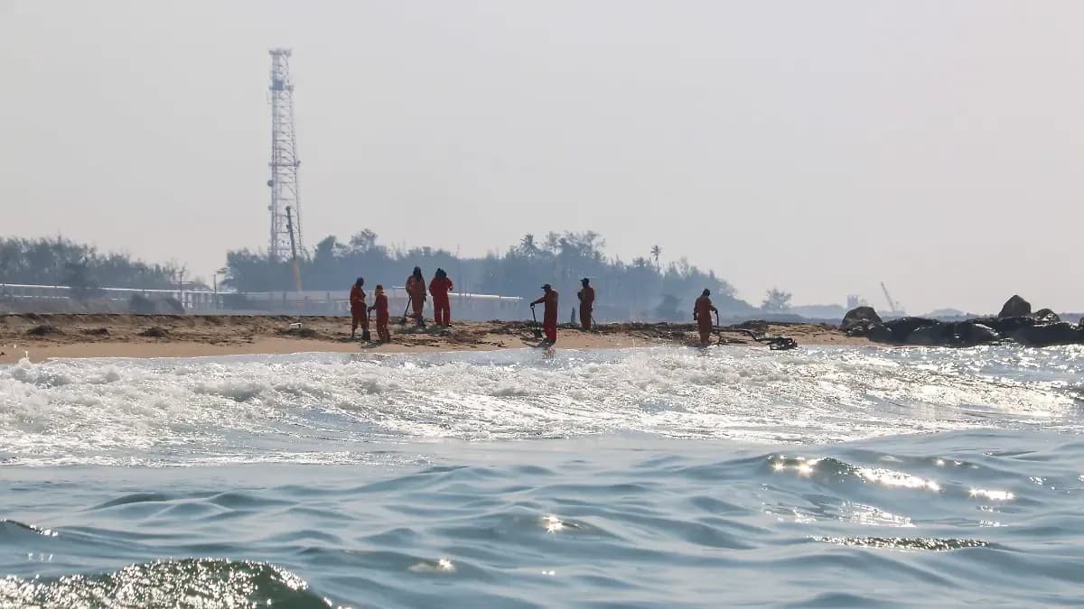 Pemex reconoce derrame en Golfo de México; Sheinbaum instruye investigación para esclarecer origen