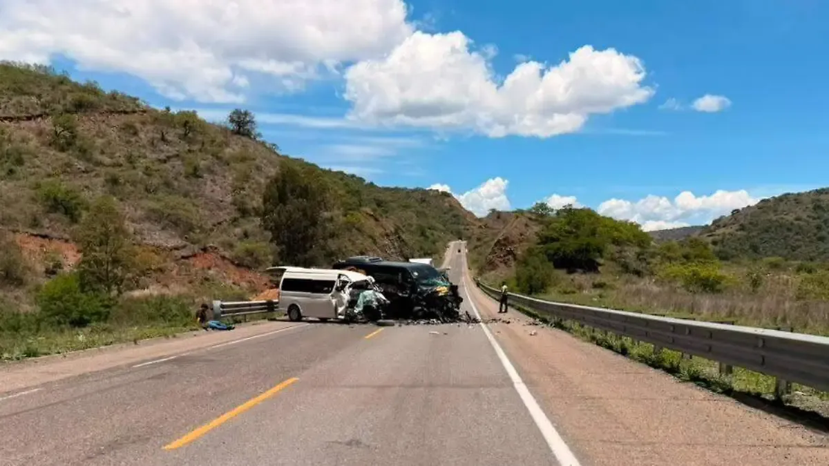 Siete muertos y 11 heridos deja choque de dos camionetas de transporte público en la autopista Cuacnopalan-Oaxaca