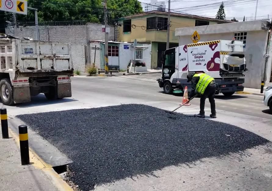 Ayuntamiento de Puebla atiende 14 zonas de la capital con trabajos de bacheo